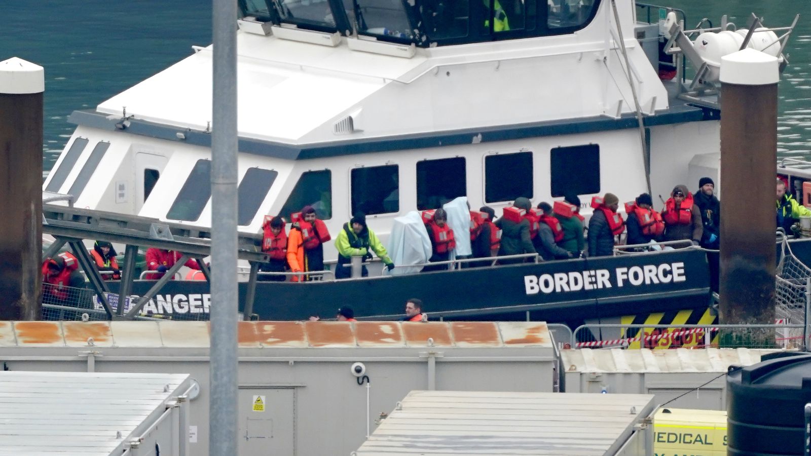 Around 500 migrants crossed Channel to UK today - Espotting.com